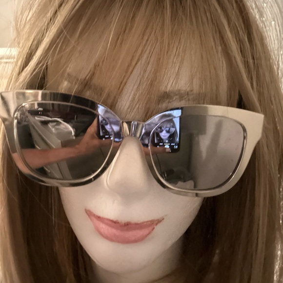 DIOR Silver Oversize Sunglasses Gorgeous Design on arms!! SO TRENDY RIGHT NOW! - Picture 13 of 13